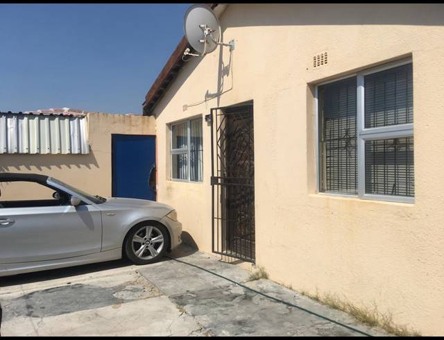 2 BEDROOM FREEHOLD FOR SALE IN EKUPHUMLENI